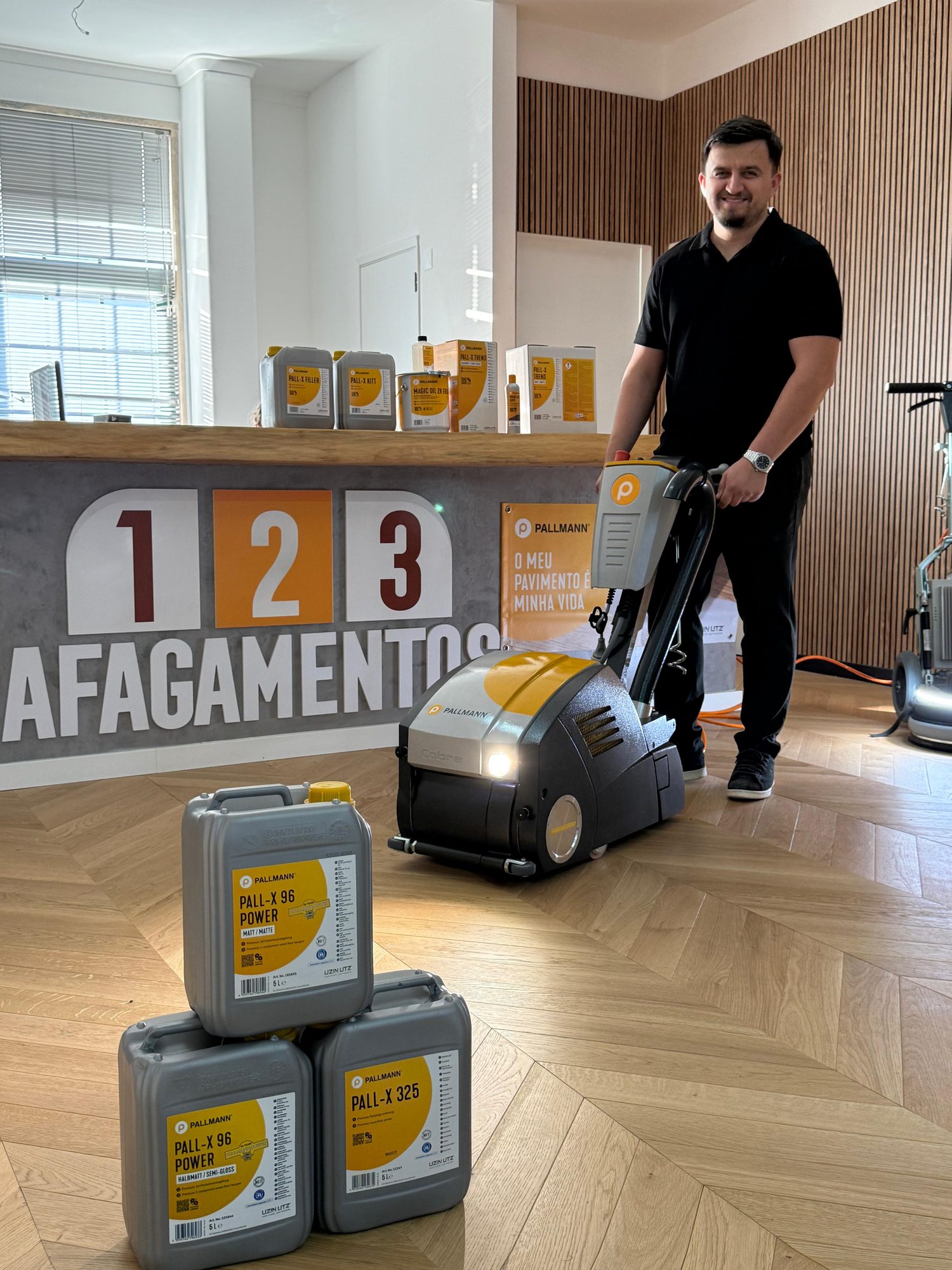 Profissional da 123 Afagamentos junto ao equipamento e aos produtos na loja de Massamá