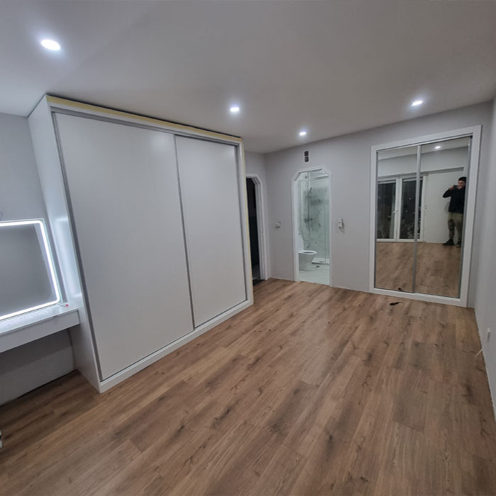 Quarto com roupeiros e pavimento flutuante novo