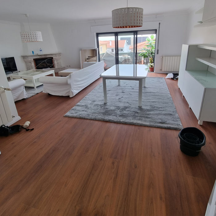 Sala mobilada com pavimento flutuante escuro