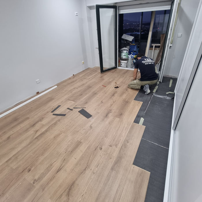 Aplicação de pavimento flutuante num quarto