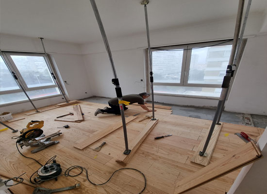Reparação de um pavimento de madeira numa sala