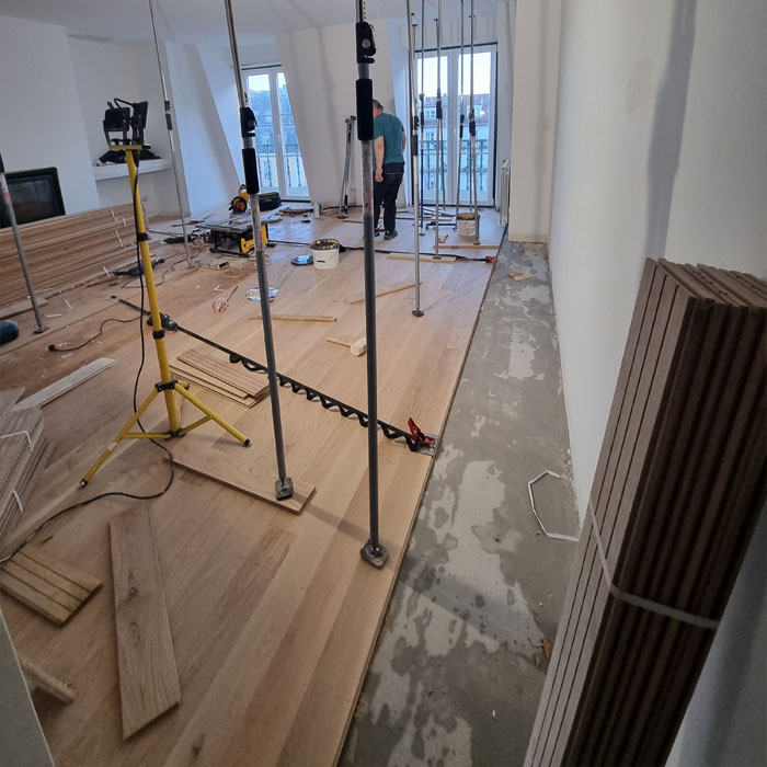 Soalho novo numa sala em obras