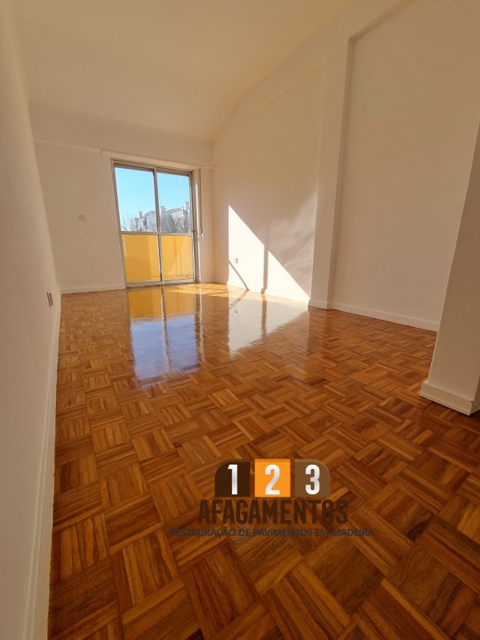 Parquete envernizado junto à janela