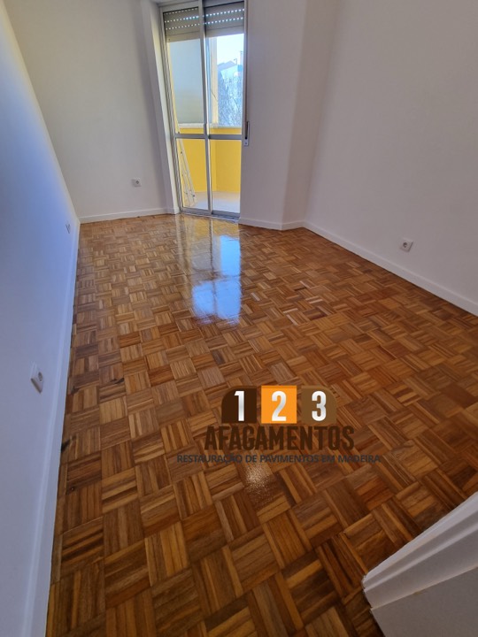 Divisão com o parquete renovado e a brilhar