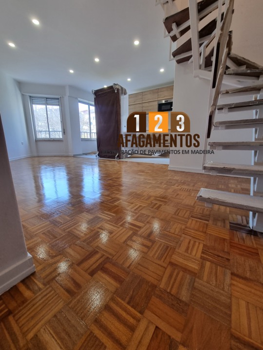 Parquete renovado junto às escadas