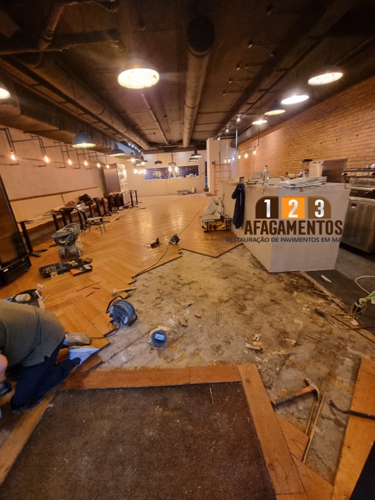 Início da obra: preparação da base para o novo pavimento