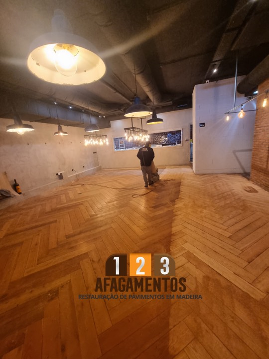 Pavimento de madeira em espinha a ser assente no restaurante