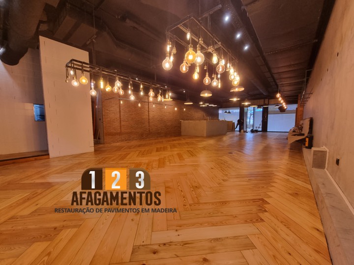 Sala de restaurante com o novo pavimento de madeira em espinha