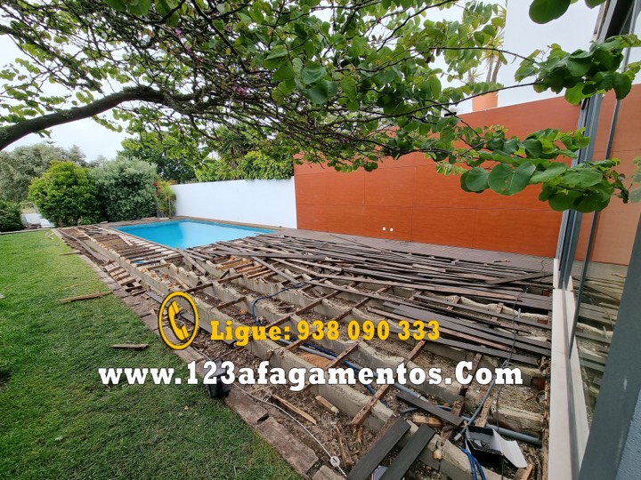 Estrutura do deck em construção junto à piscina