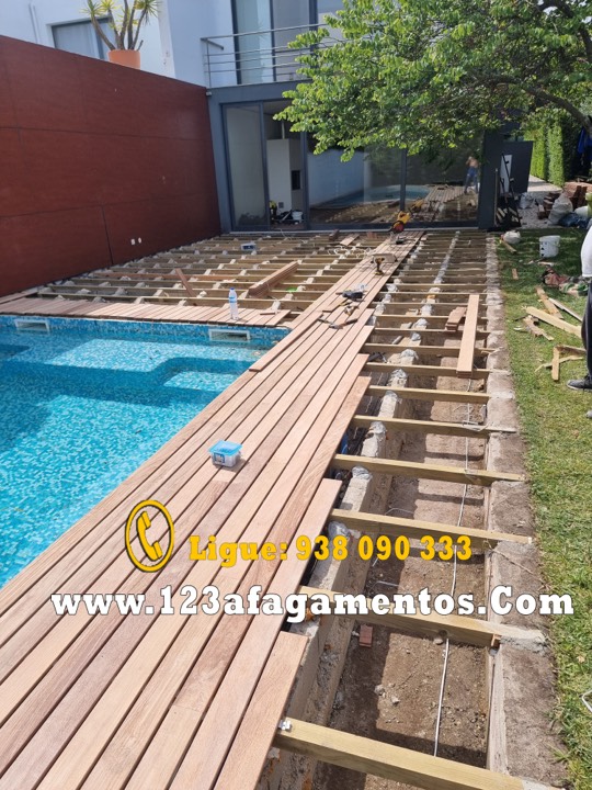 Aplicação das réguas do deck junto à piscina