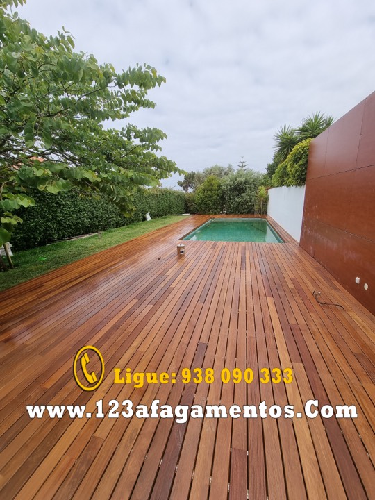 Deck de madeira concluído, com a piscina ao fundo