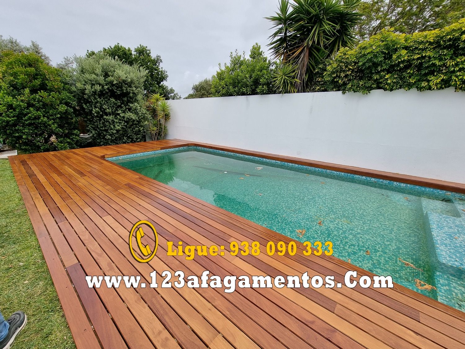 Deck de madeira concluído à volta da piscina