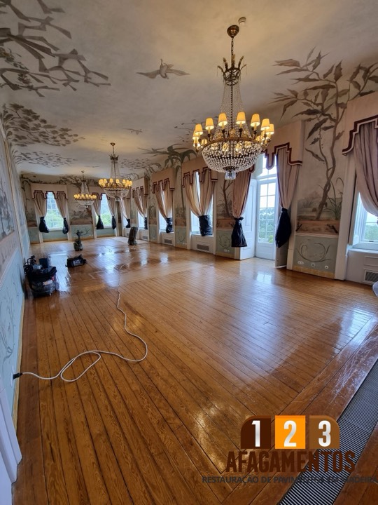 Antes: salão com lustres do Palácio de Seteais, com o soalho antigo por afagar