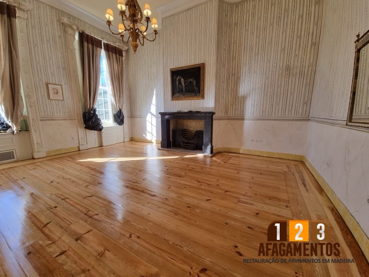 Sala com lareira do Palácio de Seteais