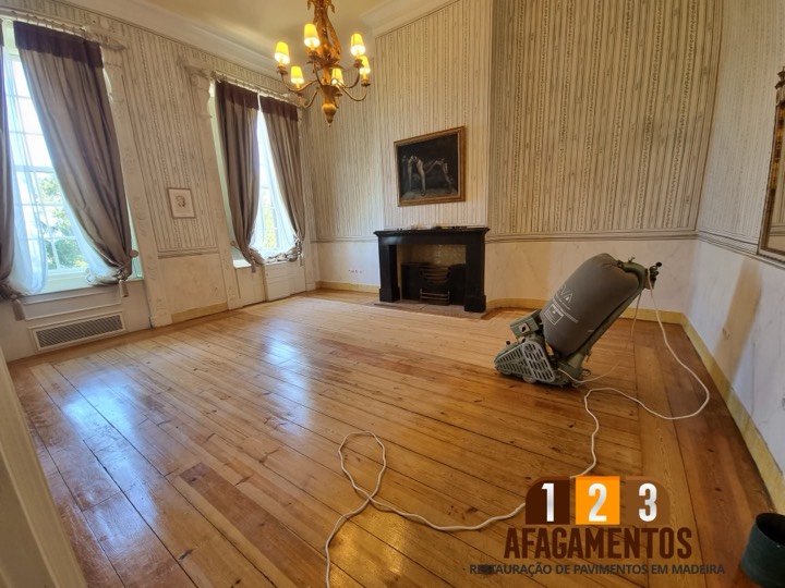 Máquina de afagar numa sala do Palácio de Seteais, em Sintra
