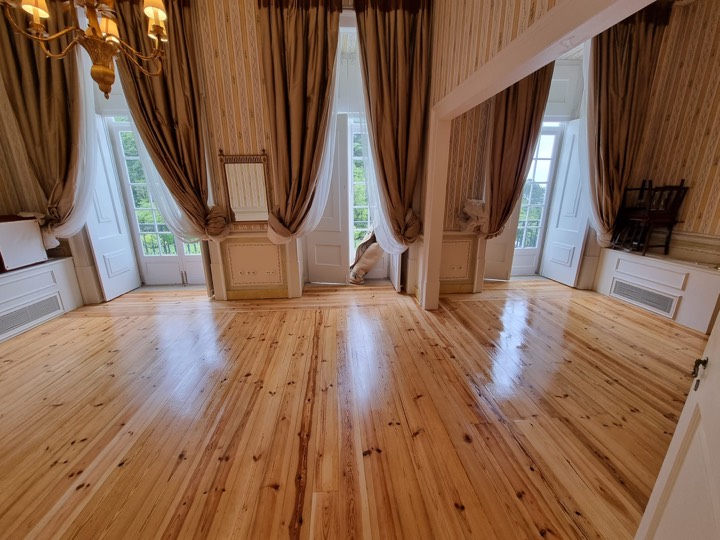 Sala do Tivoli Palácio de Seteais com o soalho afagado e envernizado