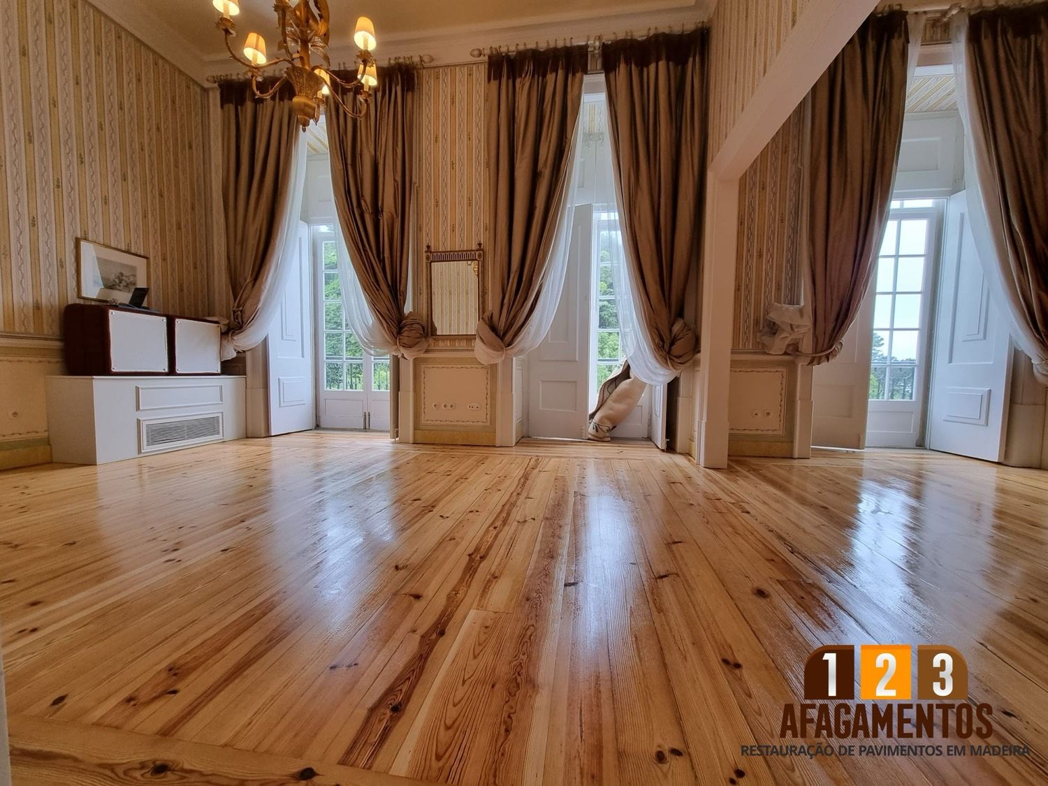 Sala do Palácio de Seteais com o soalho afagado e envernizado