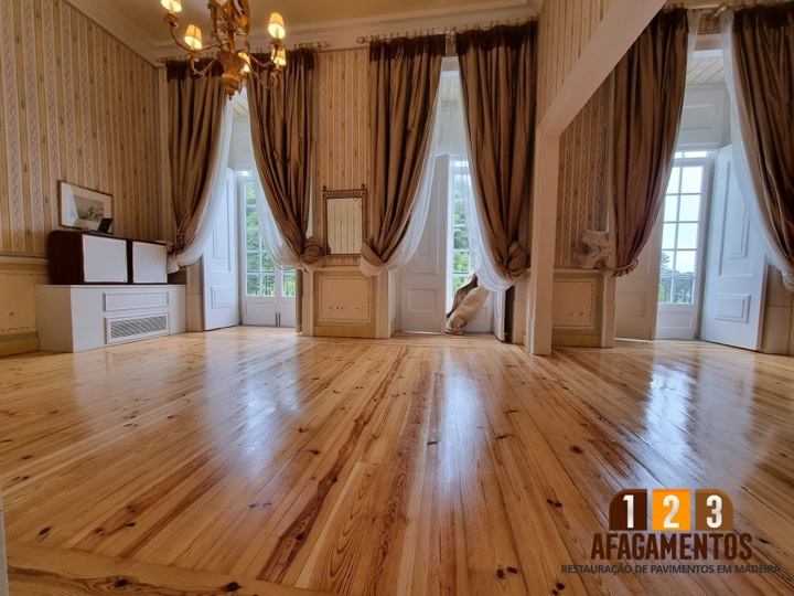 Depois: sala do palácio com o soalho afagado e envernizado