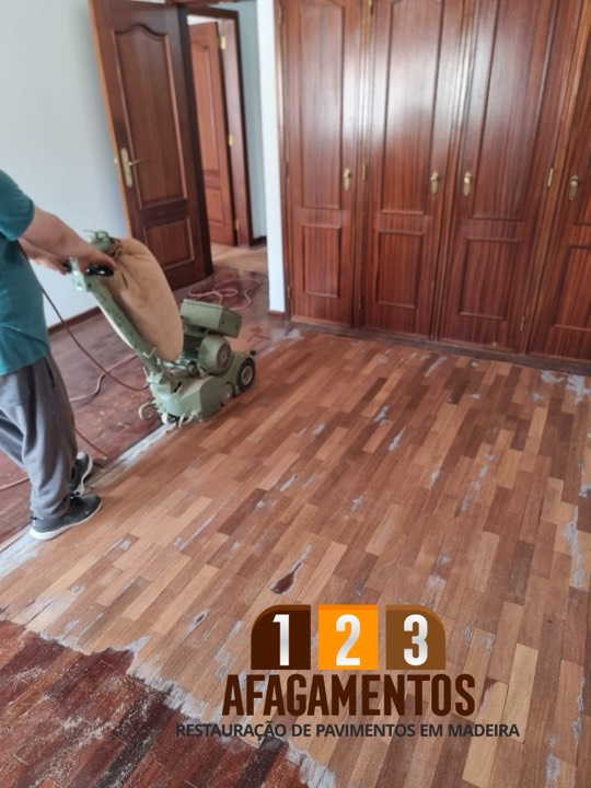 Afagamento de lamparquet com a máquina de afagar, em Vialonga