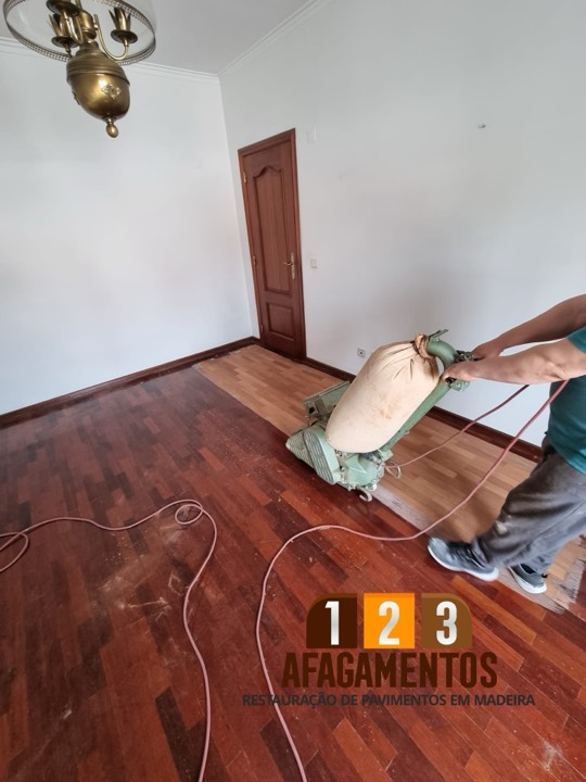Afagamento dos cantos, junto à parede