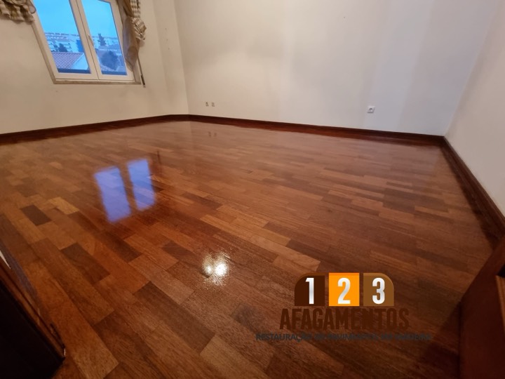Lamparquet escuro afagado e envernizado, a brilhar