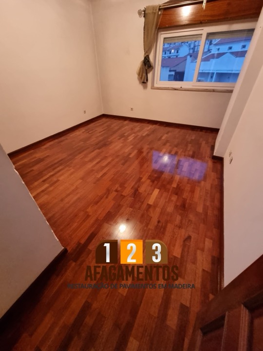Quarto com o lamparquet renovado