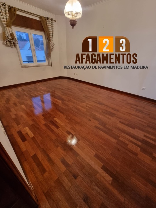 Sala com o lamparquet envernizado