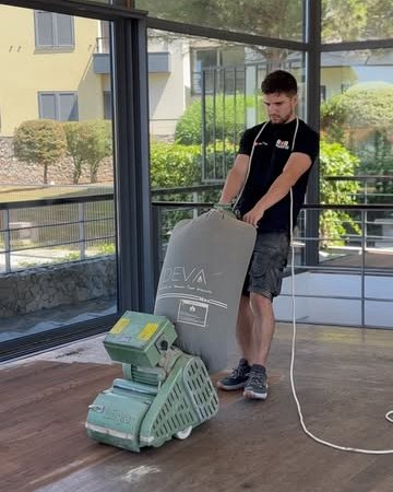Profissional a afagar um pavimento com máquina de rolo