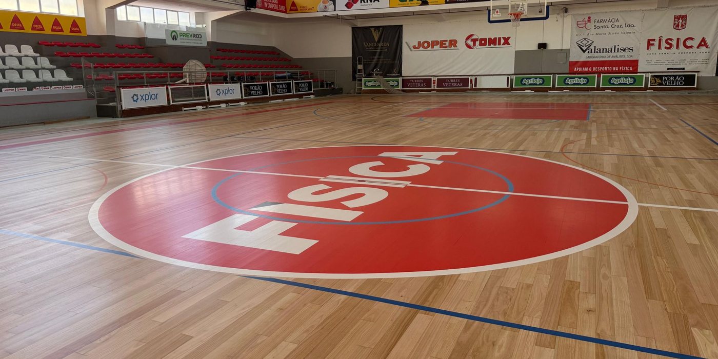 Pavimento de madeira de um pavilhão desportivo, renovado e envernizado