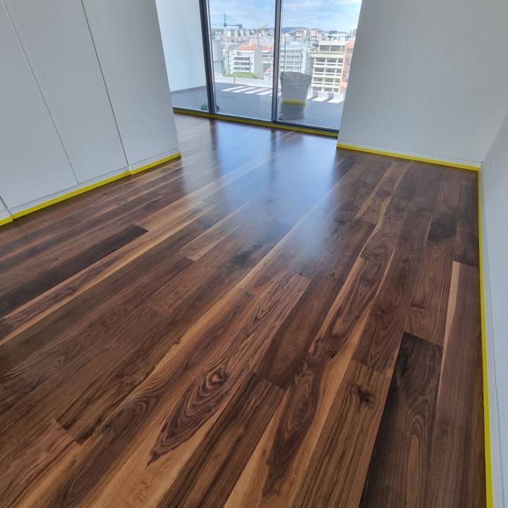 Soalho de nogueira envernizado numa divisão com vista para a cidade